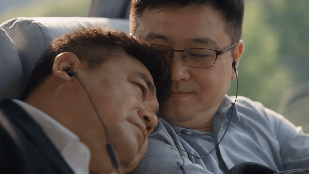 Wang y Liu en la introducción del primer episodio