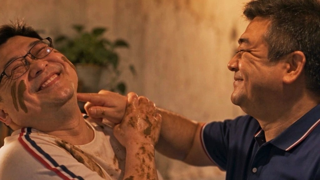 Liu hace reír a Wang en una escena de la serie